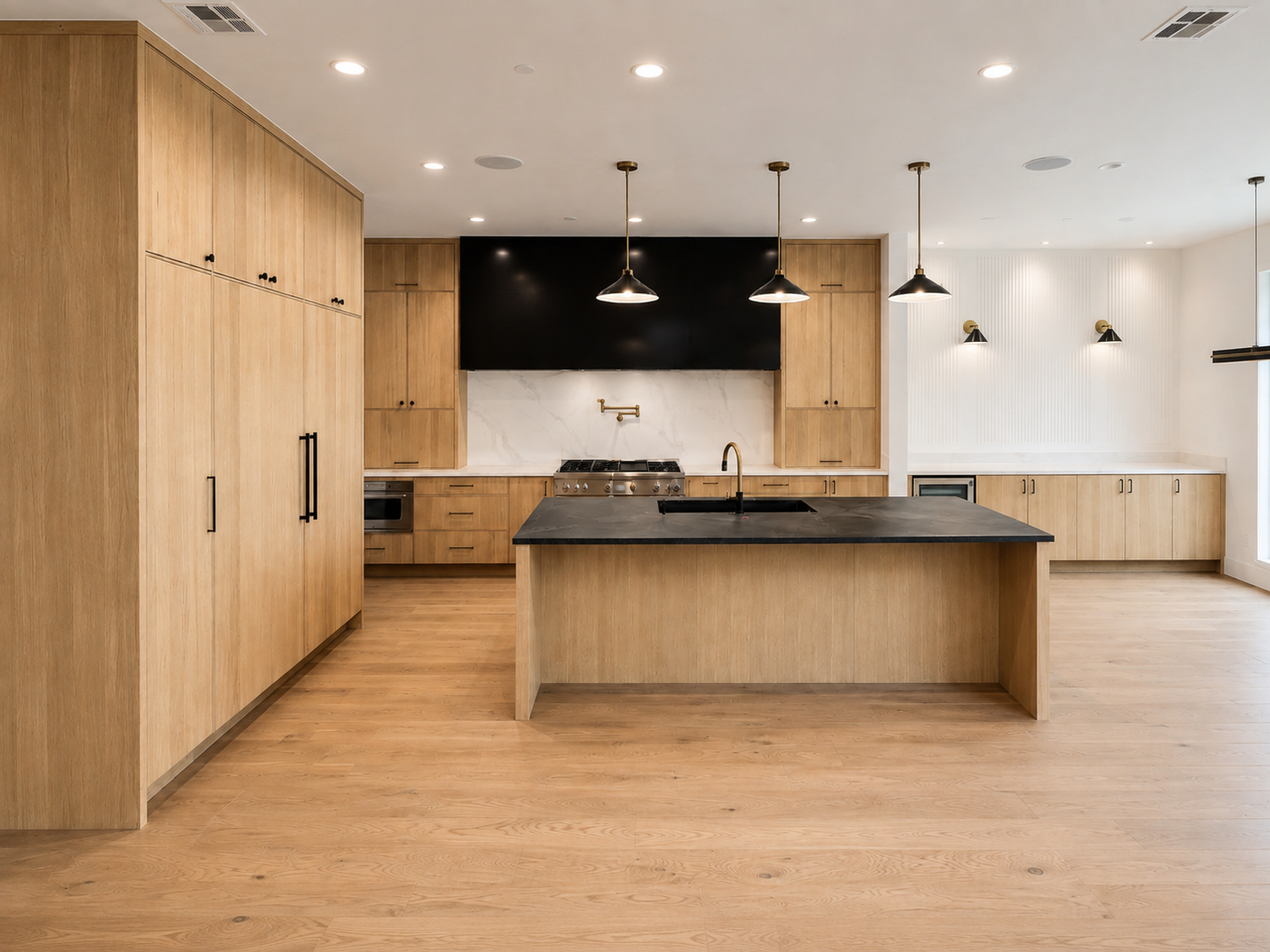 Installed kitchen cabinetry with even door reveals and aligned upper cabinets
